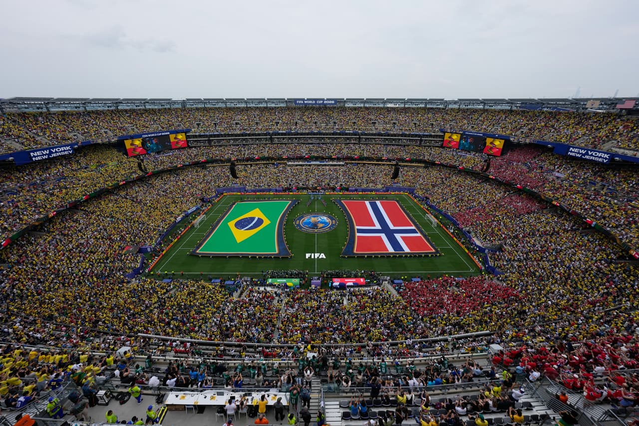 Un vistazo a las banderas de Noruega y Brasil en la sede deportiva de Nueva York.
