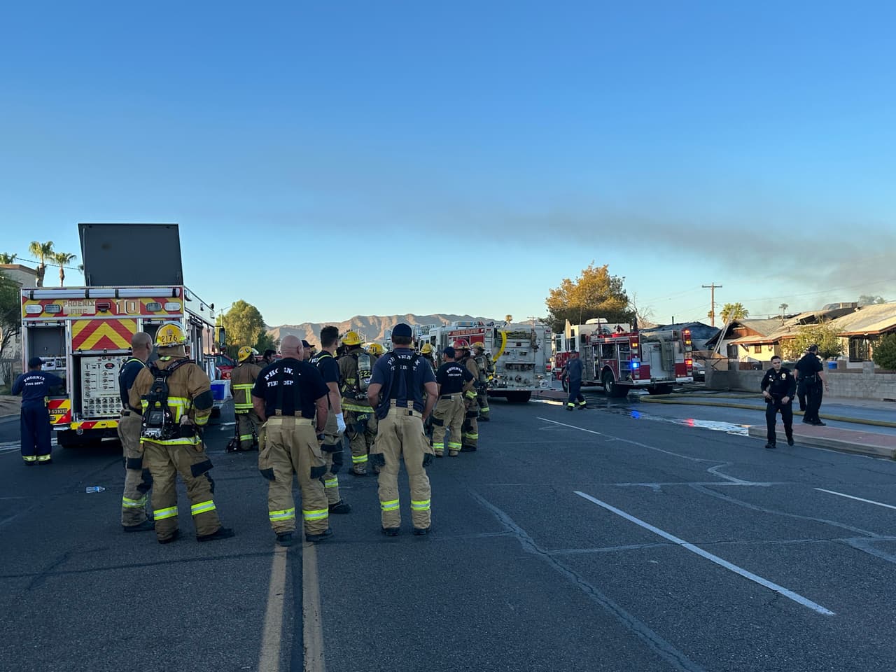 Debido al incidente, 19th Ave tuvo que cerrarse temporalmente entre Roser y Southern Ave., afortunadamente las llamas no se extendieron a más propiedades.