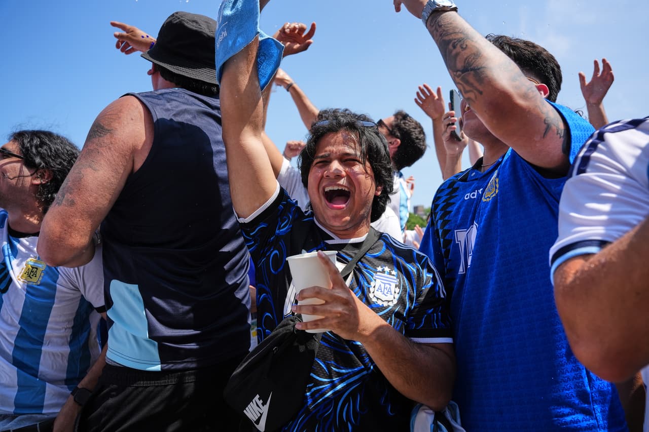 Aficionados albicelestes festejan el inicio del partido.