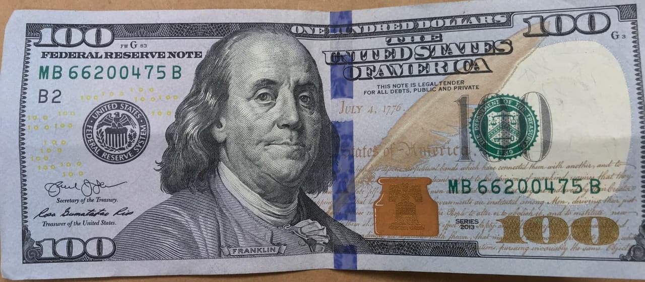 Algunos de los billetes que según las autoridades fueron utilizados durante las transacciones.