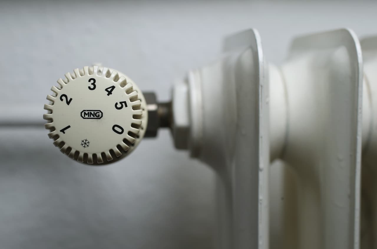 Si tu casa tiene
<b>radiadores</b>, coloca reflectores resistentes al calor entre los radiadores y las paredes para minimizar la pérdida de calor. Expulsa el aire atrapado de los radiadores, cuando el aire atrapado impide que el agua o el vapor llenen el radiador, es posible que este no se caliente de manera eficiente.