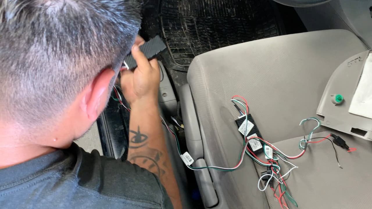 No dejes ningún artículo de valor desatendido en el carro, especialmente durante la noche como teléfonos celulares, computadoras, dinero, billeteras o bolsos.