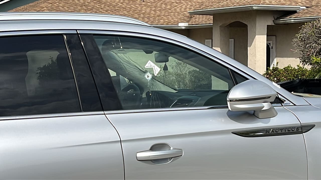 Un automóvil también tiene las marcas de la balacera que se registró unas horas antes.