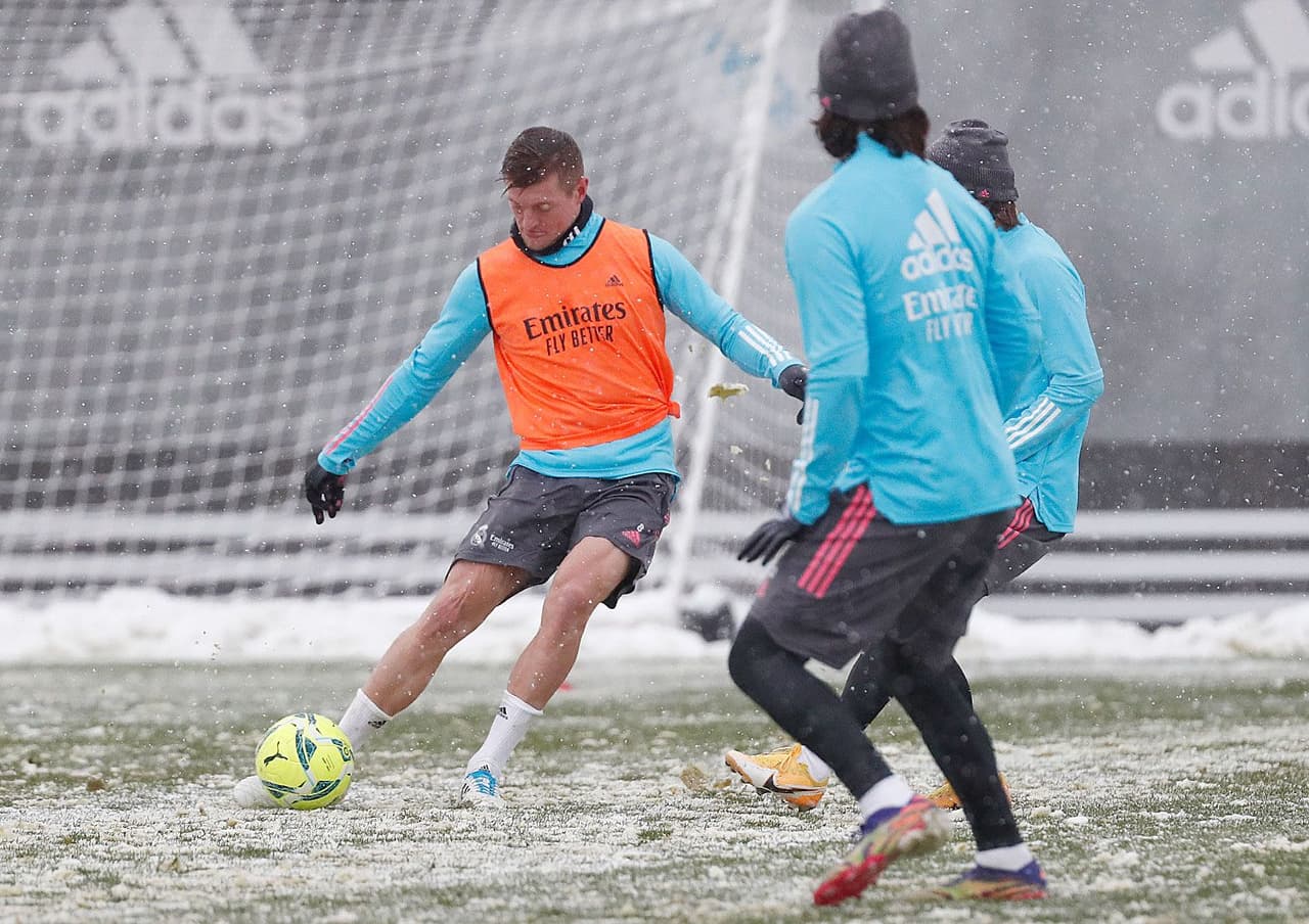 El Real Madrid preparó su próximo duelo contra Osasuna entrenando en la Ciudad Real Madrid bajo una tremenda nevada.