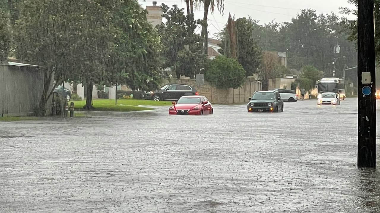Pero, si debe conducir, primero mantenga la distancia entre el auto del frente y reduzca la velocidad.