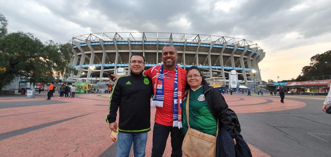 Miles de aficionados llegan puntuales a la cita en el Estadio Azteca para disfrutar el encuentro