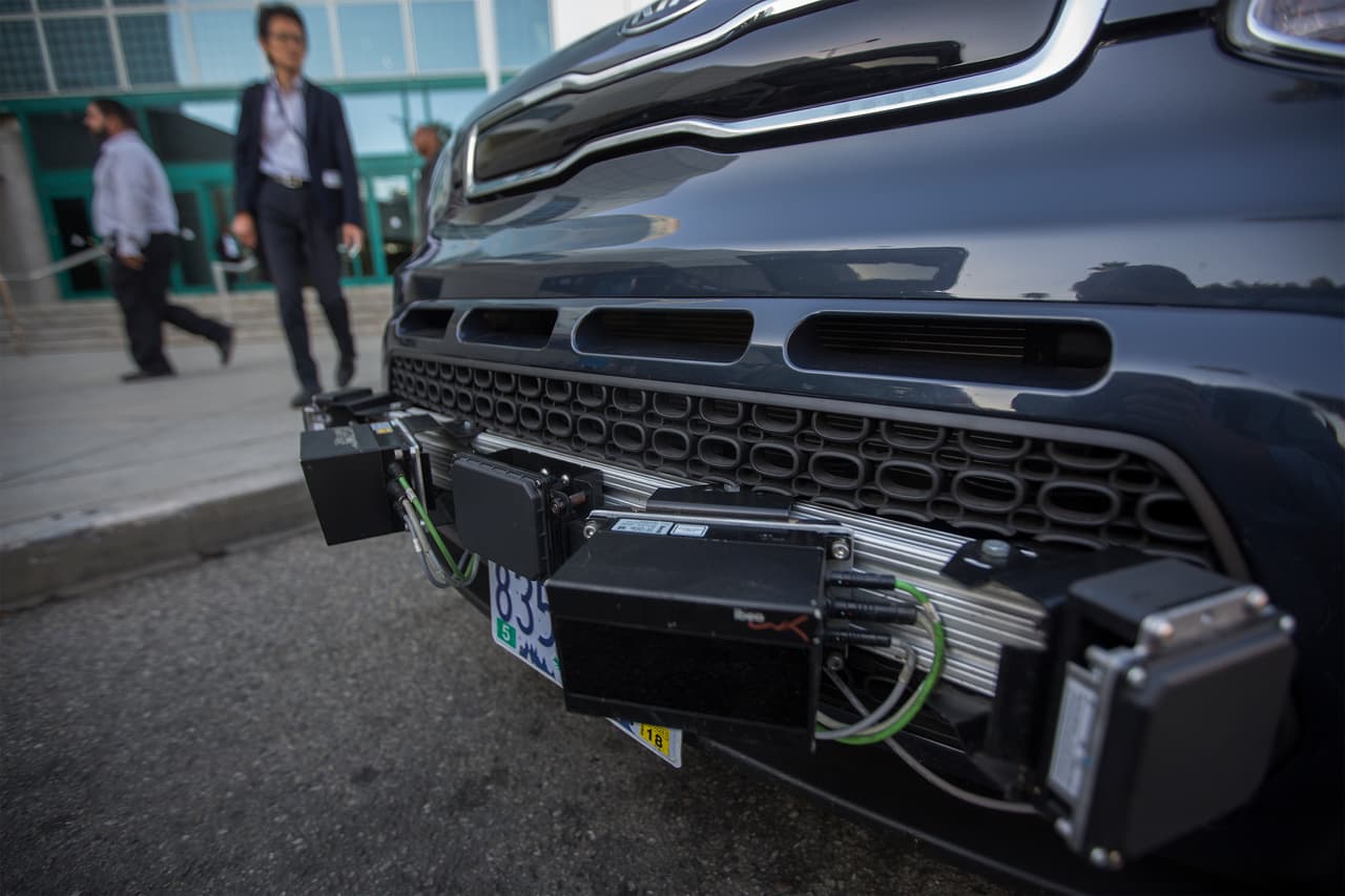 <b>Lidar.</b> Así como los radares usan ondas de radio que rebotan en los objetos y determinan su distancia, estos dispositivos utilizan un pulso láser para hacer lo mismo. Al emitir muchos rayos en rotación, crea un mapa de imágenes de alta resolución constantemente actualizado del entorno. Aunque esta tecnología se ha estado experimentando desde hace varias décadas, en los últimos años se ha incorporado a satélites y otros aparatos. Su uso ha servido para descubrir las estructuras de la civilización Maya escondidas bajo la selva de Centroamérica, por ejemplo, y es una de las herramientas principales de los autos autónomos.