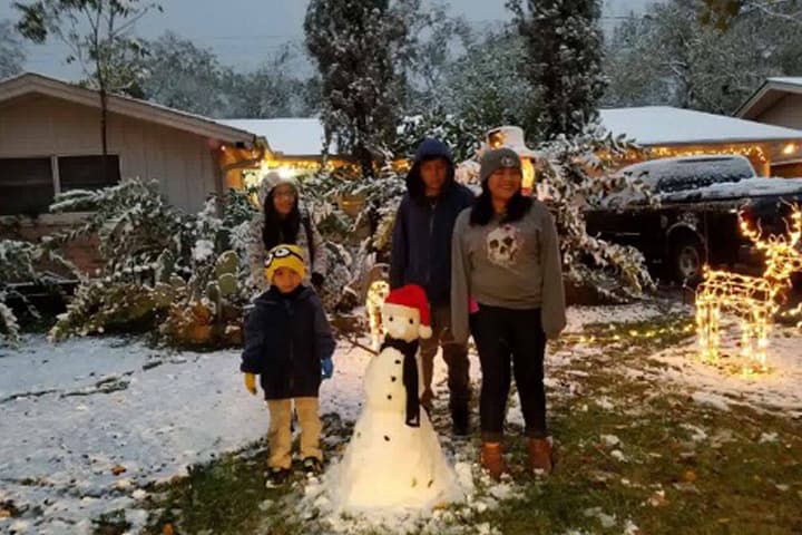 Muchos aprovecharon el raro evento para tomarse fotos, jugar con la nieve y construir el tradicional muñeco navideño.