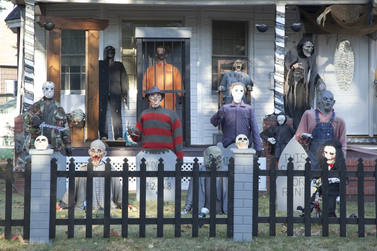 <b>HALLOWEEN TOUR: </b>algunas familias llevan las celebraciones de Halloween al extremo y decoran sus casas al punto que se convierten en centros de atracción de la temporada. No tienes que ser un fan de Halloween para ir a sorprenderte con las decoraciones que algunas casas presentan, incluida música y juegos de luces.