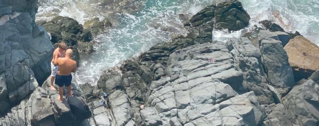 En otra de las fotos que el político colgó en su cuenta de Instagram, se puede ver al niño tomando indicaciones de uno de los expertos antes del chapuzón.
<br>