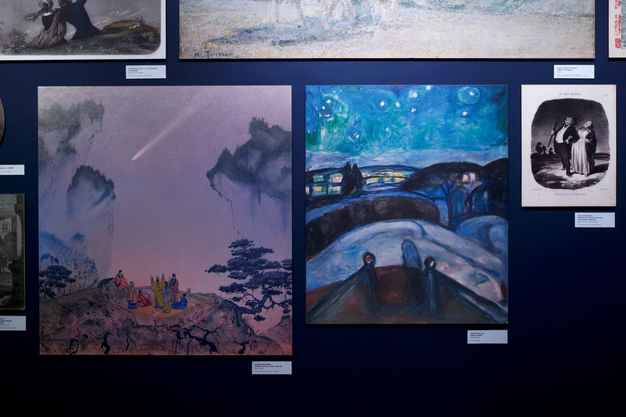 Obras artísticas también son visibles e ilustran la relación que hemos tenido con el cielo.