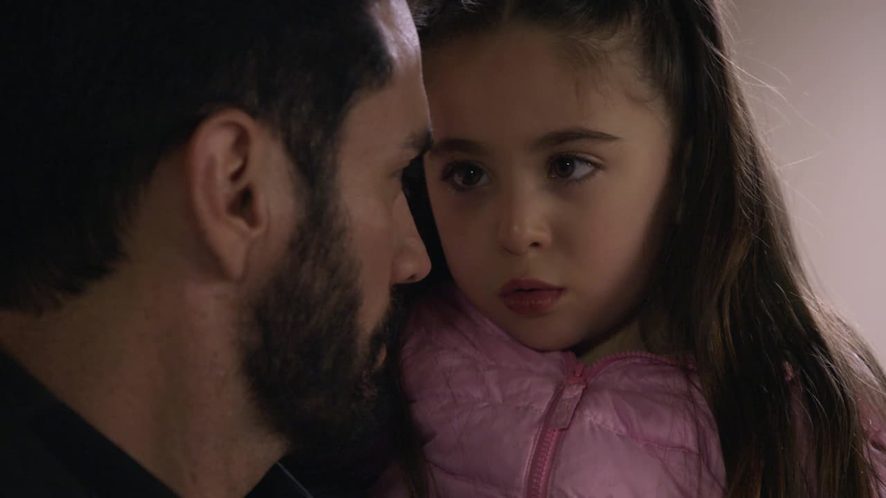 <b><a href="http://www.univision.com/novelas/la-doble-vida-de-estela-carrillo/david-zepeda-es-ryan-cabrera-en-la-doble-vida-de-estela-carrillo">Ryan</a></b> se dio cuenta de que la niña tenía un arma real, pero afortunadamente no sucedió ningún accidente, pues este galán logró quitarle la pistola antes de que se disparara.