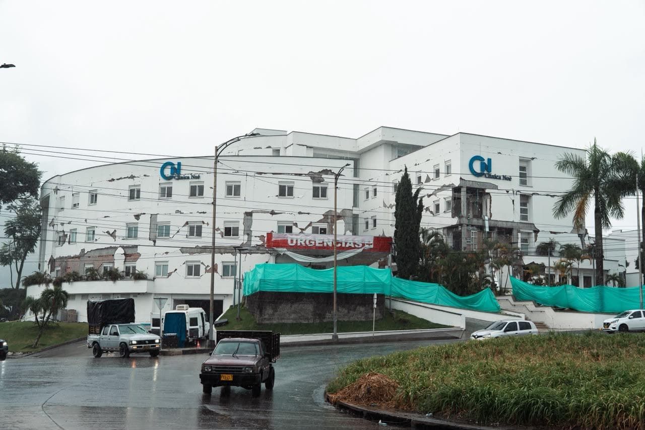 La secretaría de Salud Pública de Pereira envió a N+Univision esta imagen que da cuenta de cómo ha quedado el edificio de la Clínica Noé. Dos hospitales tuvieron que ser evacuados en la localidad ante el riesgo inminente de colapso.