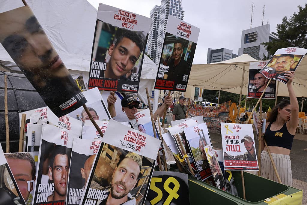 La liberación se produce tras
<b>meses de negociaciones estancadas </b>y después de que
<b>Hamas difundiera dos videos de Alexander en los últimos meses</b>, incluyendo uno en abril durante la Pascua judía donde aparecía pidiendo su liberación.