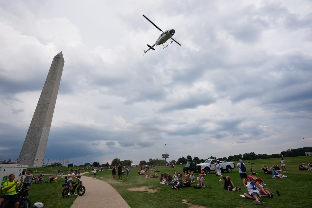 Un helicóptero de la Policía de Parques de EE. UU. sobrevuela el National Mall cerca del Monumento a Washington.