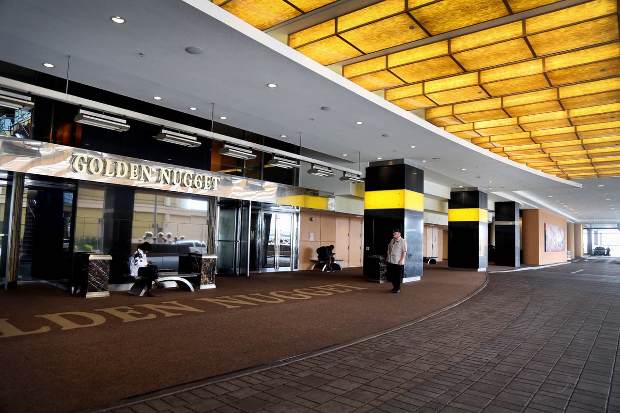 El hotel y casino Golden Nugget abrió en 1985 bajo el nombre Trump's Castle, o "El Castillo de Trump". En 1992 se fue a bancarrota, y cinco años más tarde cambió su nombre a Trump Marina. En el momento Trump dijo que "nunca le gusto todo ese cuento del castillo". En 2011 Trump le vendió el casino a Landry's, Inc., una corporación hotelera, la cual le dio su actual nombre.