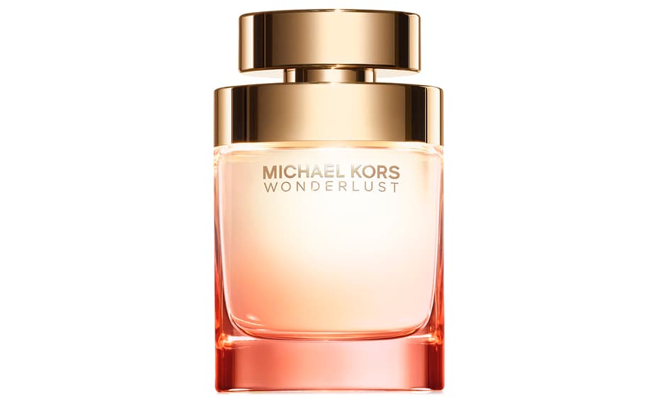 8. WONDERLUST, Michel Kors,
<a href="http://www.michaelkors.com/michael-kors-wonderlust-eau-de-parfum-1-7-oz/_/R-US_5JT7-01?color=9999">michalkors.com</a>, $88 dólares | Su aroma se inspira en el romance y la aventura que se da cuando viajas. También es una aroma floral, frutal bastante dulce, como de golosina. Entre sus ingredientes destaca la pimienta rosa, el heliotropo (que es una planta herbácea) y el sándalo. Dos narices, Aurelien Guichard y Honorine Blanc trabajaron juntos para formularlo.
<br>