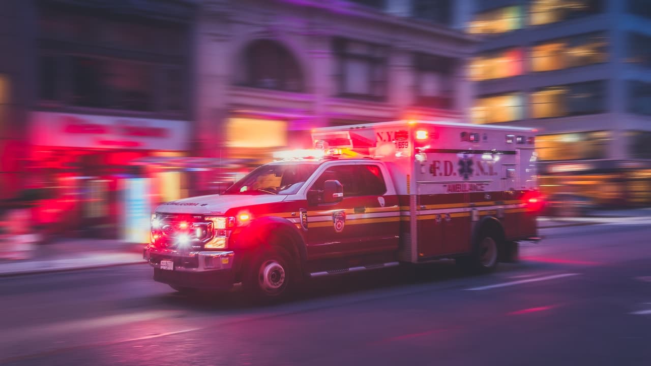 Adolescente de 17 años recibe disparos en el pecho y brazo en Queens; policía busca al agresor