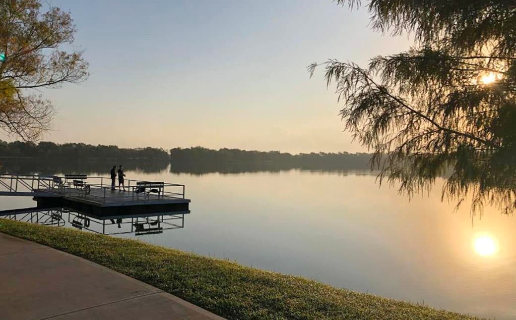 El parque Lake Friendswood está ubicado en el 2533 Davis Prairie Ln, en Friendswood, una ciudad al sureste de Houston.