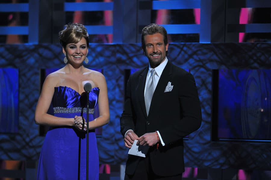 Y es que ambos actores se vieron envueltos en el escándalo en 2016, después de que una revista publicó fotos de él jugueteando en una playa mexicana con la actriz venezolana durante la gira de la obra de teatro que ambos protagonizaban.