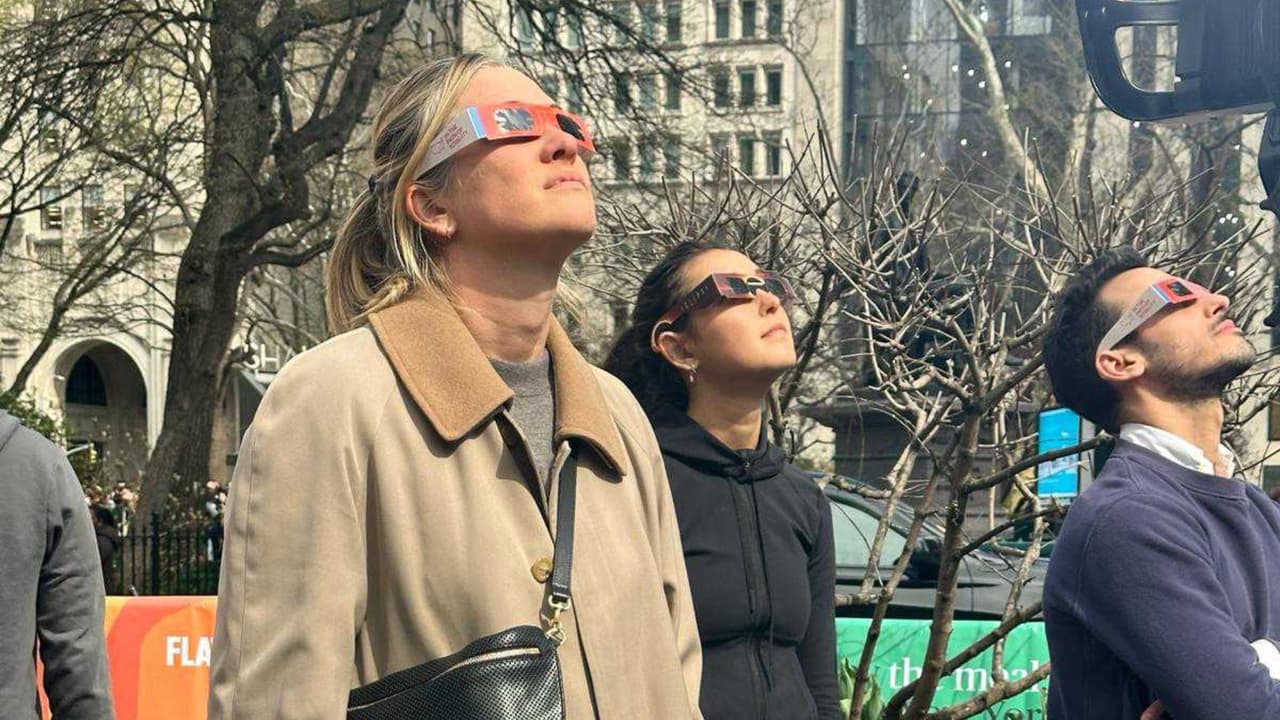 Como estaba recomendado por expertos, los neoyorquinos confiaron en sus gafas de protección para observar el eclipse. Aunque la Ciudad de Nueva York las ofreció de manera gratuita,
<b>algunas personas las vendieron por $5 y hasta $20 dólares</b>.