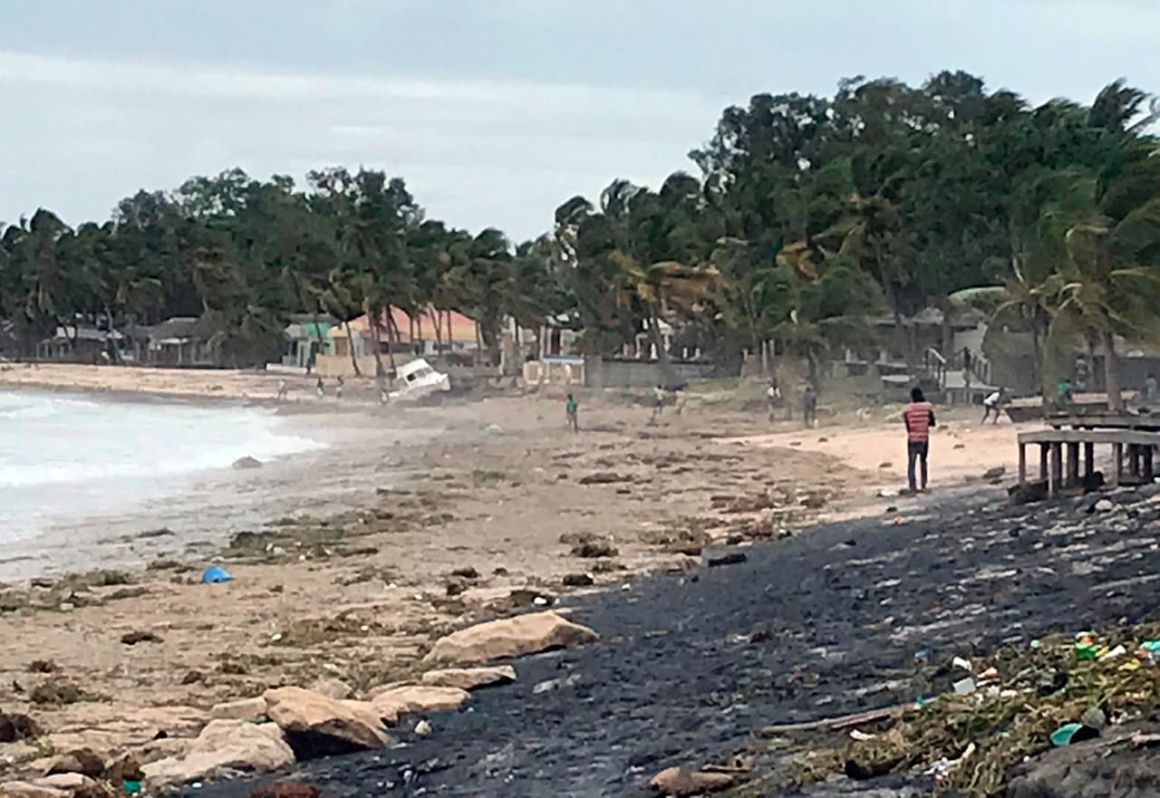 Esta foto suministrada por el Programa Mundial de Alimentos muestra la playa Wimbi en Pemba, Mozambique, después de que el ciclón Kenneth tocó tierra el viernes 26 de abril.