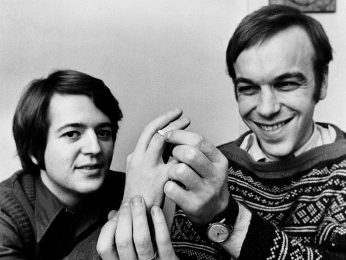 "Engaged couple in 1971". También tomada por Bild.
<br>
<br>A pesar de que los matrimonios del mismo sexo no estaban legalizados en ese año, eso no detuvo a las parejas a realizar sus propias ceremonias especiales. Esta imagen nos recuerda que han tenido que pasar muchísimos años para que comenzara a haber un cambio en las leyes de matrimonio.
<br>