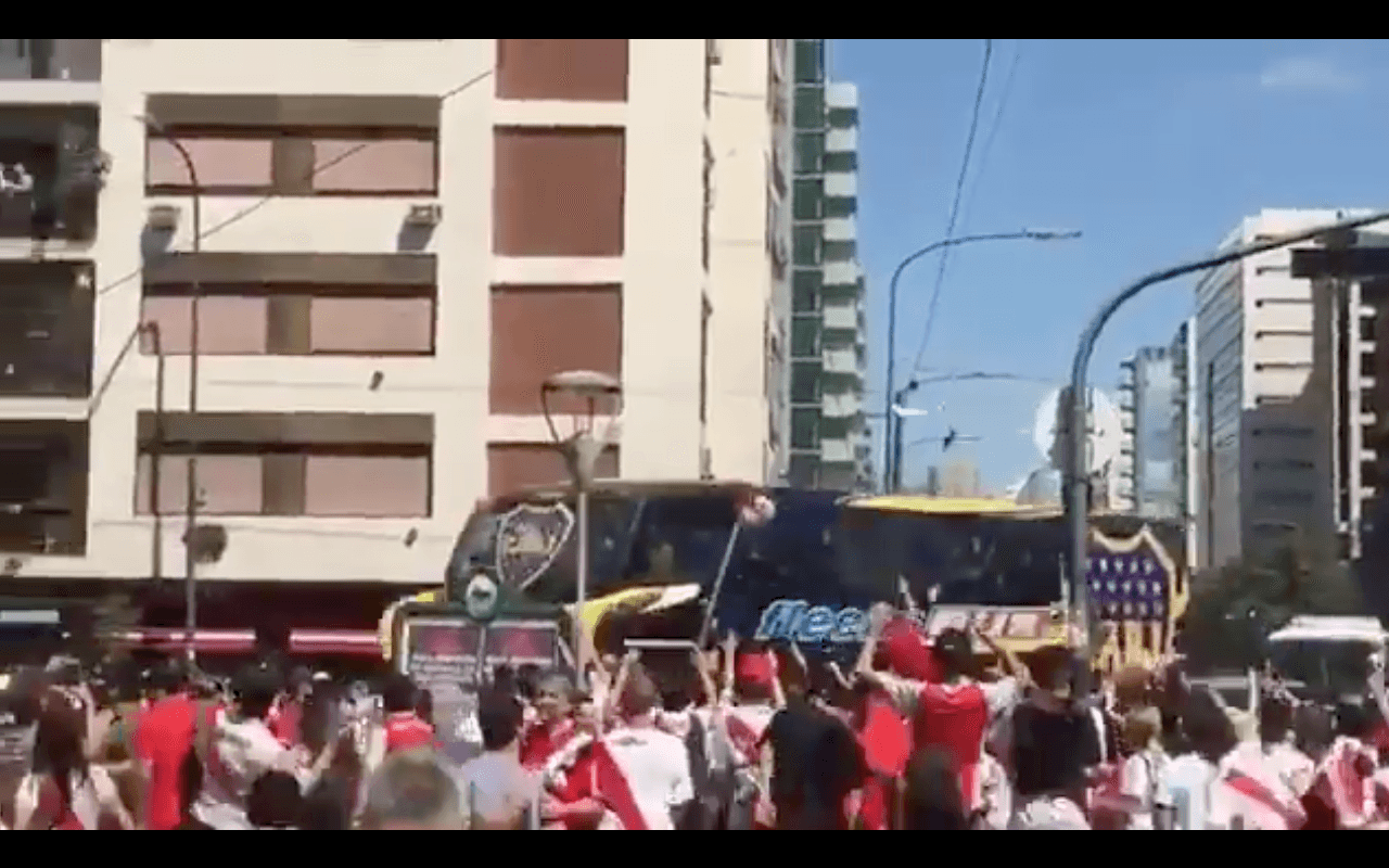 En el que esperaban cientos de aficionados de River enardecidos para hacerles daño.