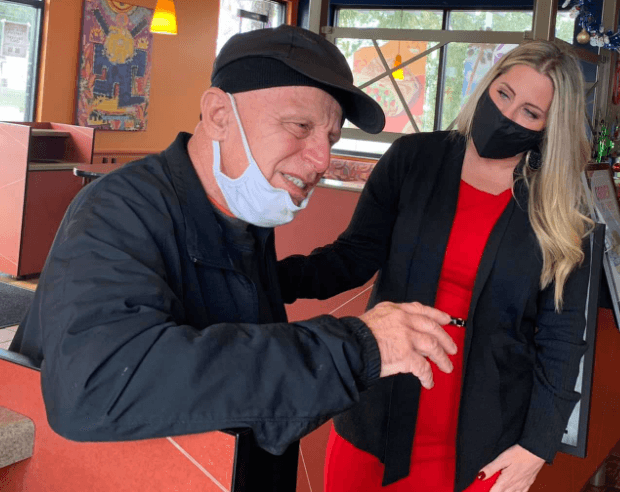 Empleado de Taco Bell recibe más de $6,000 de propina