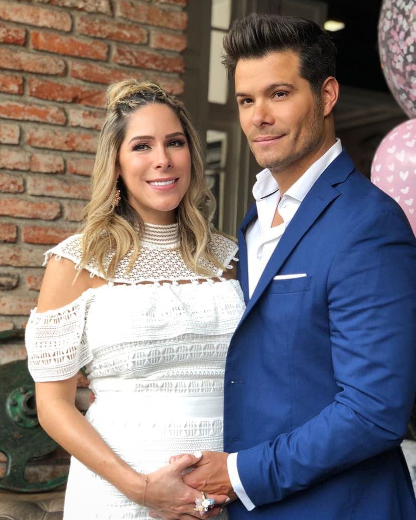 Luego de su boda en 2016, Kristal Cid y
<b> Brandon Peniche</b> desearon la llegada de su primer bebé, lo que en dos meses se hará realidad. Por esta razón la pareja celebró el pasado 9 de septiembre el primer baby shower para recibir a su pequeña.
