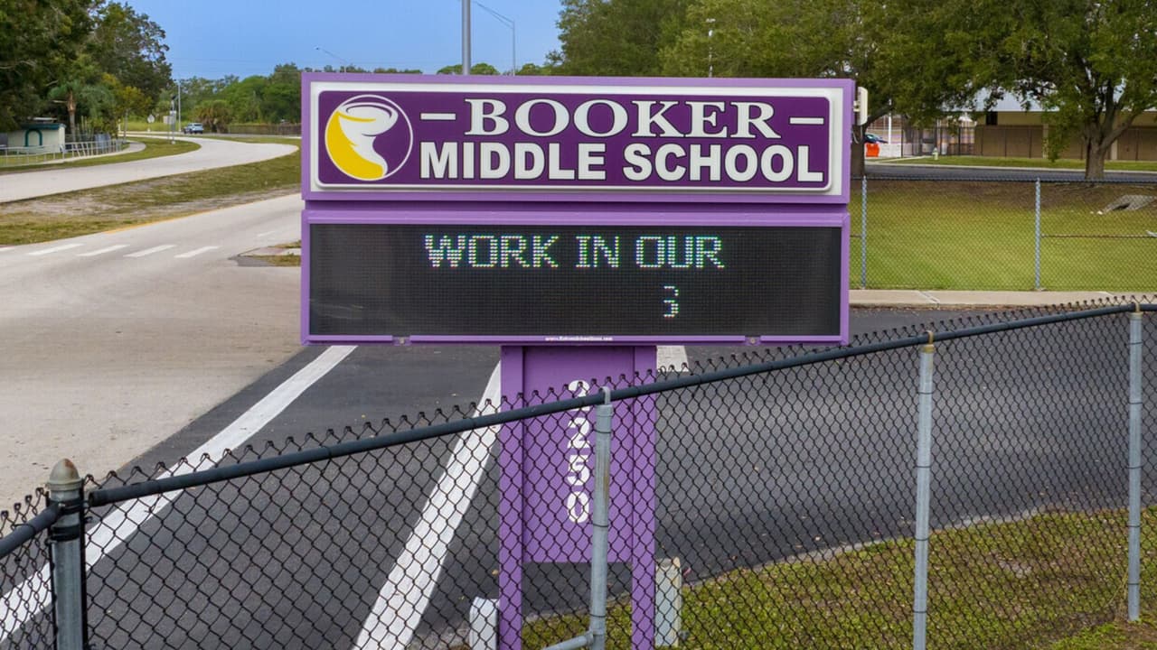 Tragedia en el primer día de clases: Madre atropella accidentalmente a su hija cuando hacía la fila escolar