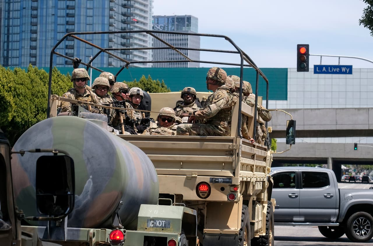 Y otras estructuras en el centro de la ciudad como el Staples Center, transformado en un hospital de campaña, como centro de aislamiento para las personas sin viviendas contagiadas con coronavirus.