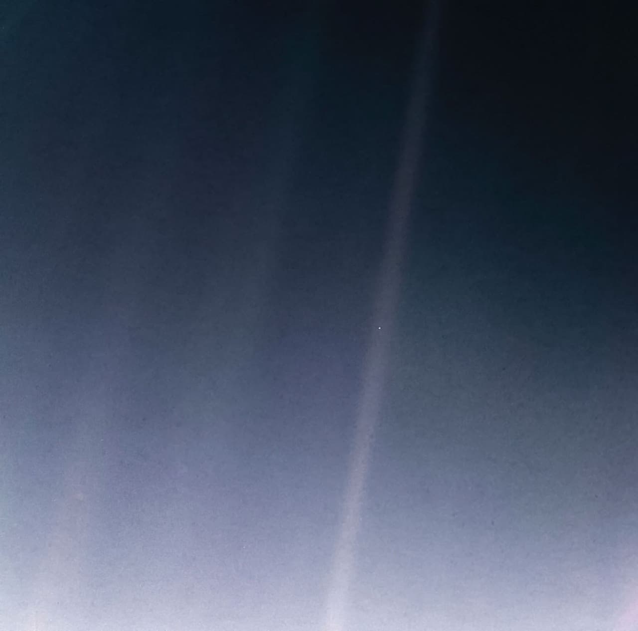 La sonda Voyager 1 capturó “Un punto azul pálido” desde una distancia de 3,700 millones de millas (6,000 millones de kilómetros) desde la Tierra. A petición del astrónomo Carl Sagan, la fotografía muestra a la Tierra como un diminuto píxel brillante suspendido en un rayo de luz solar, tomada el 14 de febrero de 1990.