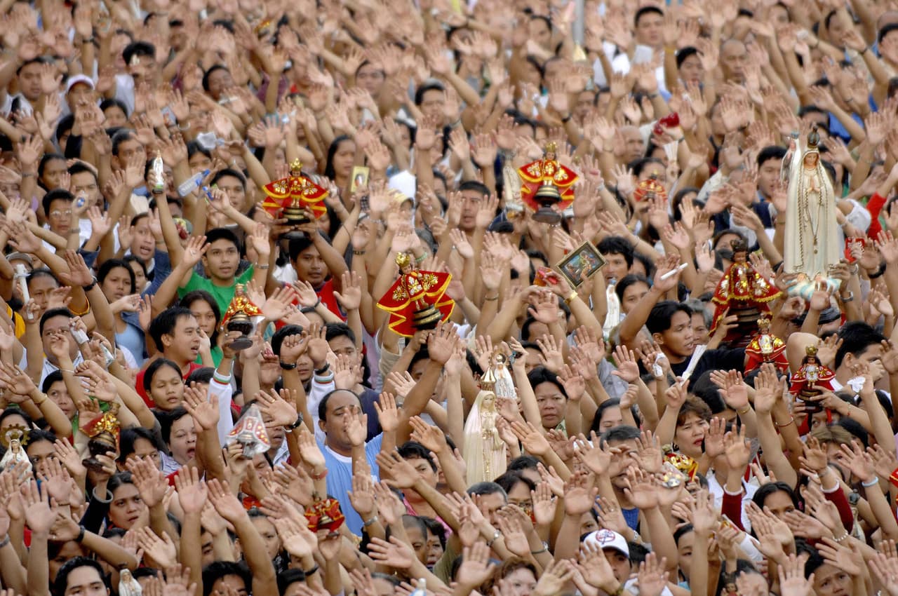 De ahí, en la comunidad de Atocha, en Madrid, España, comienza la leyenda religiosa sobre los milagros de esta efigie religiosa del Niño Jesús, que es venerada desde entonces por todo el mundo, incluyendo su propia fiesta religiosa en Filipinas, de donde te presentaremos las siguientes imágenes en la galería.