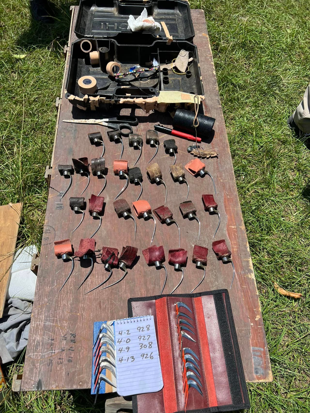 El 4 de junio, otra orden de arresto cumplida en una propiedad y residencia de 10 acres condujo al descubrimiento de “100 corrales de gallos, herramientas de pelea de pollos, varias armas de fuego y grandes sumas de dinero en efectivo”.
<br>