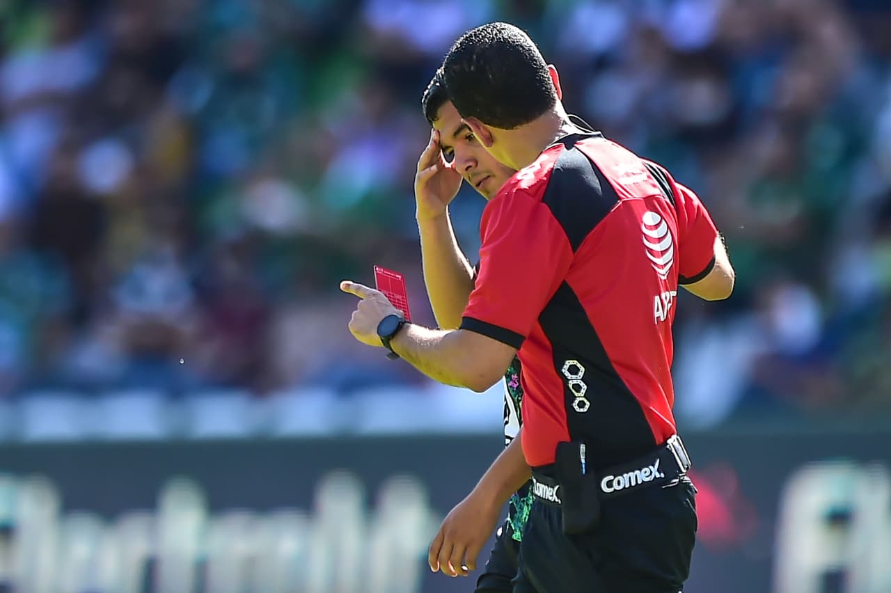 León inició su juego ante Puebla con el pie izquierdo al quedarse con 10 hombres a los 4 minutos tras la expulsión del juvenil Pedro Hernández por una entrada desmedida sobre Gustavo Ferraries.