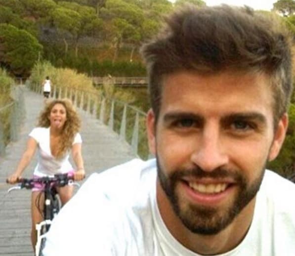 Durante la entrevista él confesó que la cantautora aún estaba con De La Rúa mientras ellos comenzaron su relación, pero que ella lo dejó todo por él.