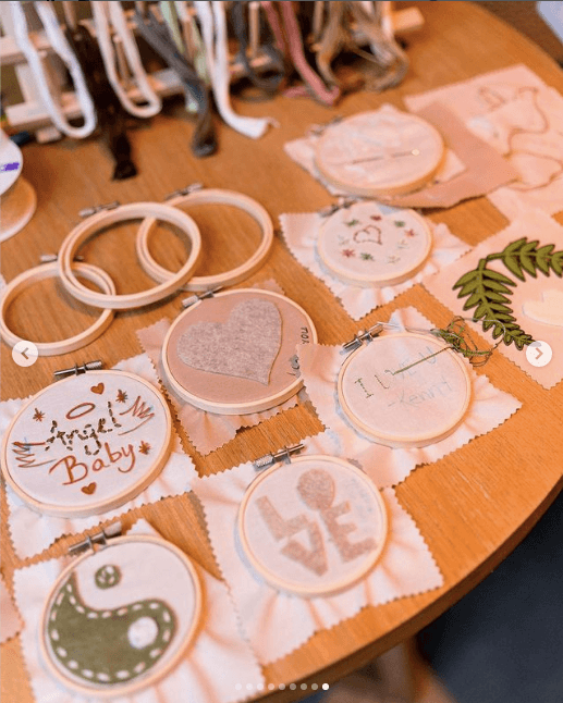 La modelo aprovechó hilo y aguja para mostrar su amor por su próxima sobrina. “I love you” escribió en un arco de bordado, que firmó con ‘Kenny’, el cariño con el que es conocida en su familia.