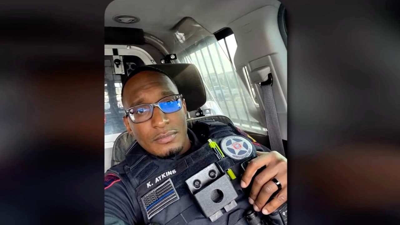 Atkins de 30 años murió en un
<a href="https://www.univision.com/local/houston-kxln/tiroteo-kareem-atkins-asesinato-policia-precinto-4-houston-jaqaim-barthen-herido-fotos">tiroteo a las afueras de un bar al norte de Houston</a> la madrugada del 16 de octubre.
