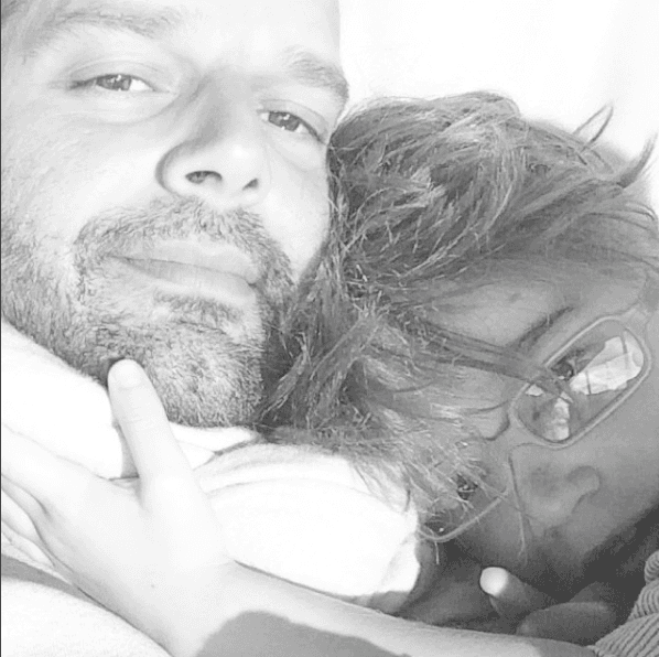 Un abrazo de padre e hijo inmortalizado en esta selfie.