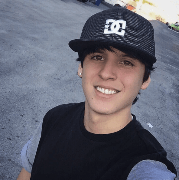 Le gusta colecciónar gorras y tiene un estilo bien deportivo.