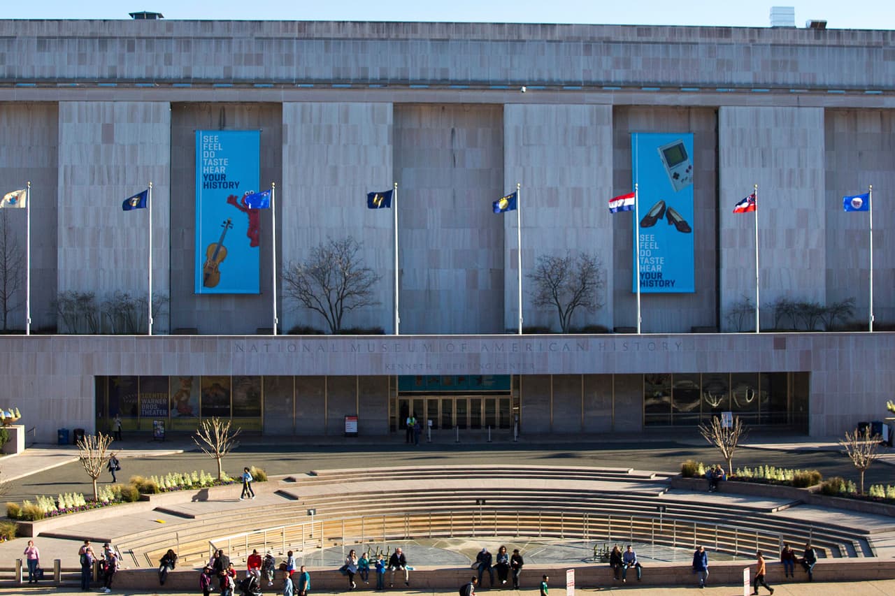 Donald Trump ordena poner carteles de advertencia frente al Museo Nacional de Historia en Washington