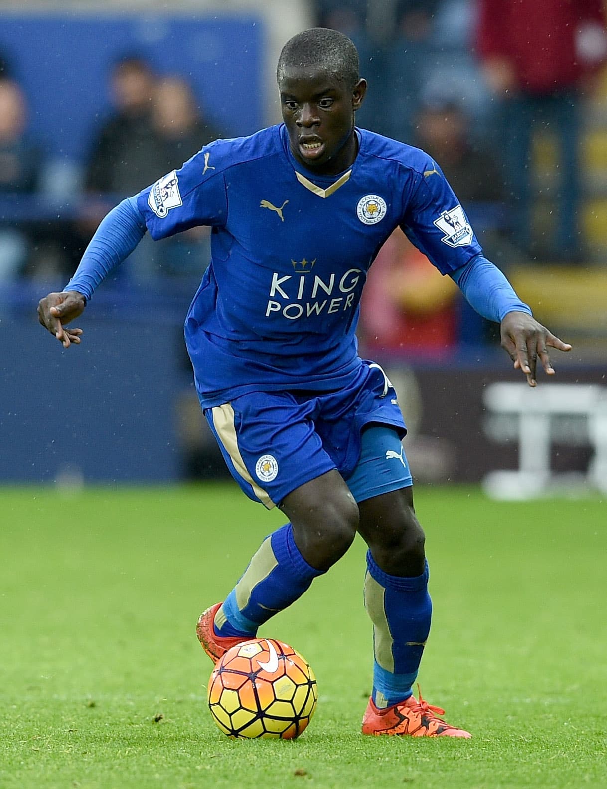 El mediocampista francés N'Golo Kante pasó del Leicester (ING) al Chelsea (ING) por 36.000.000 de euros.