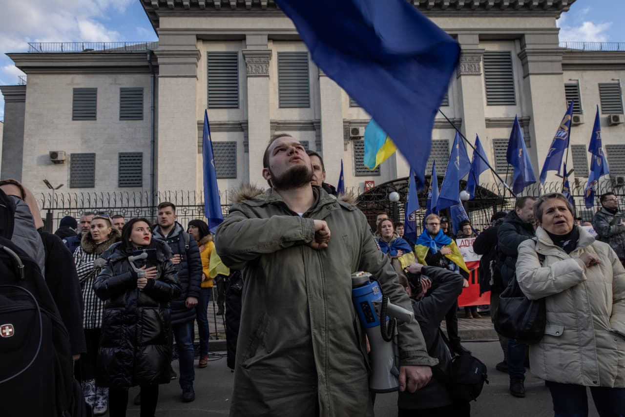 Manifestaciones en Kiev. El reconocimiento de los separatistas prorrusos en Donetsk y Lugansk entierra el frágil proceso de paz del conflicto en el este de Ucrania, conocido como los acuerdos de Minsk.