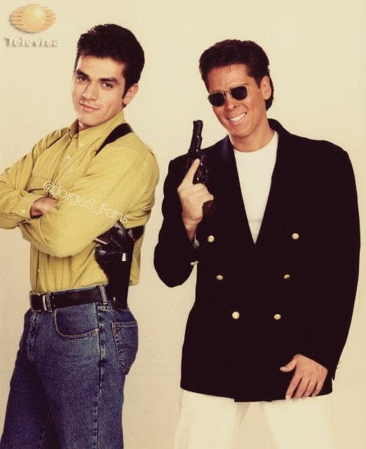 La mezclilla era un hit en los caballeros; los jeans debían ser ajustados. Un amante de la ropa en esa década era Roberto Palazuelos, portó con toda elegancia los sacos con playeras. Sus mejores looks los vimos en "Muchachitas", "Dos mujeres, un camino" y "Pobre niña rica".