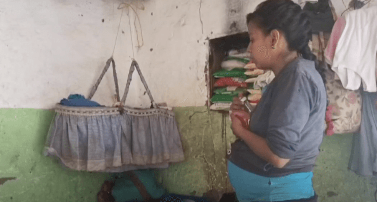 Se acercó tanto que cayó dentro de la olla y fue su tía quién se dio cuenta de todo y le avisó a su mamá gritando desesperadamente.