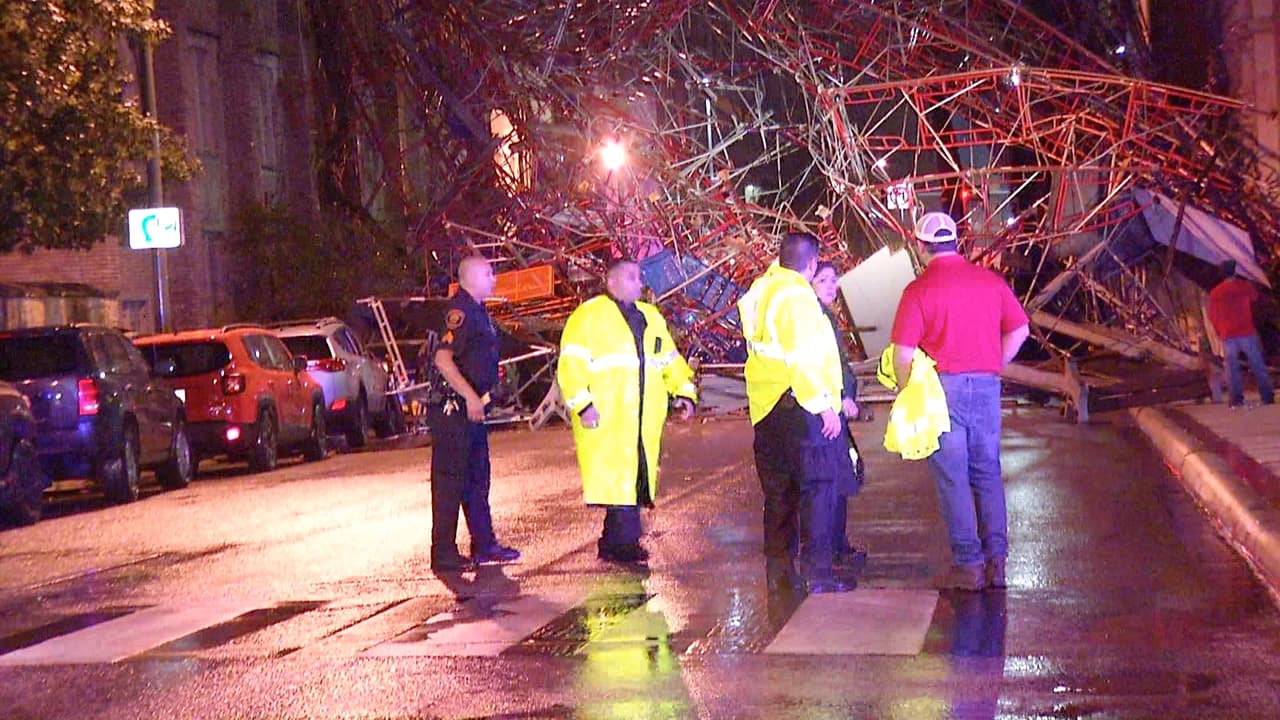 Los fuertes vientos de la depresión tropical Imelda provocaron la caída de andamios desde el costado del antiguo edificio de AT&T en el centro de la ciudad en la calle East Martin.