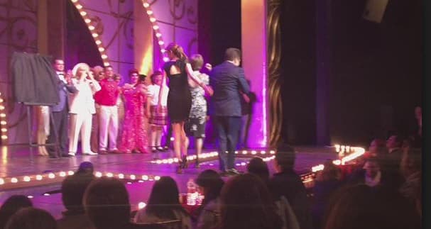 En la develación de una obra de teatro, Jacqueline Andere cayó en el foso de la orquesta. Por fortuna el accidente sólo quedó en un susto y no pasó a mayores.