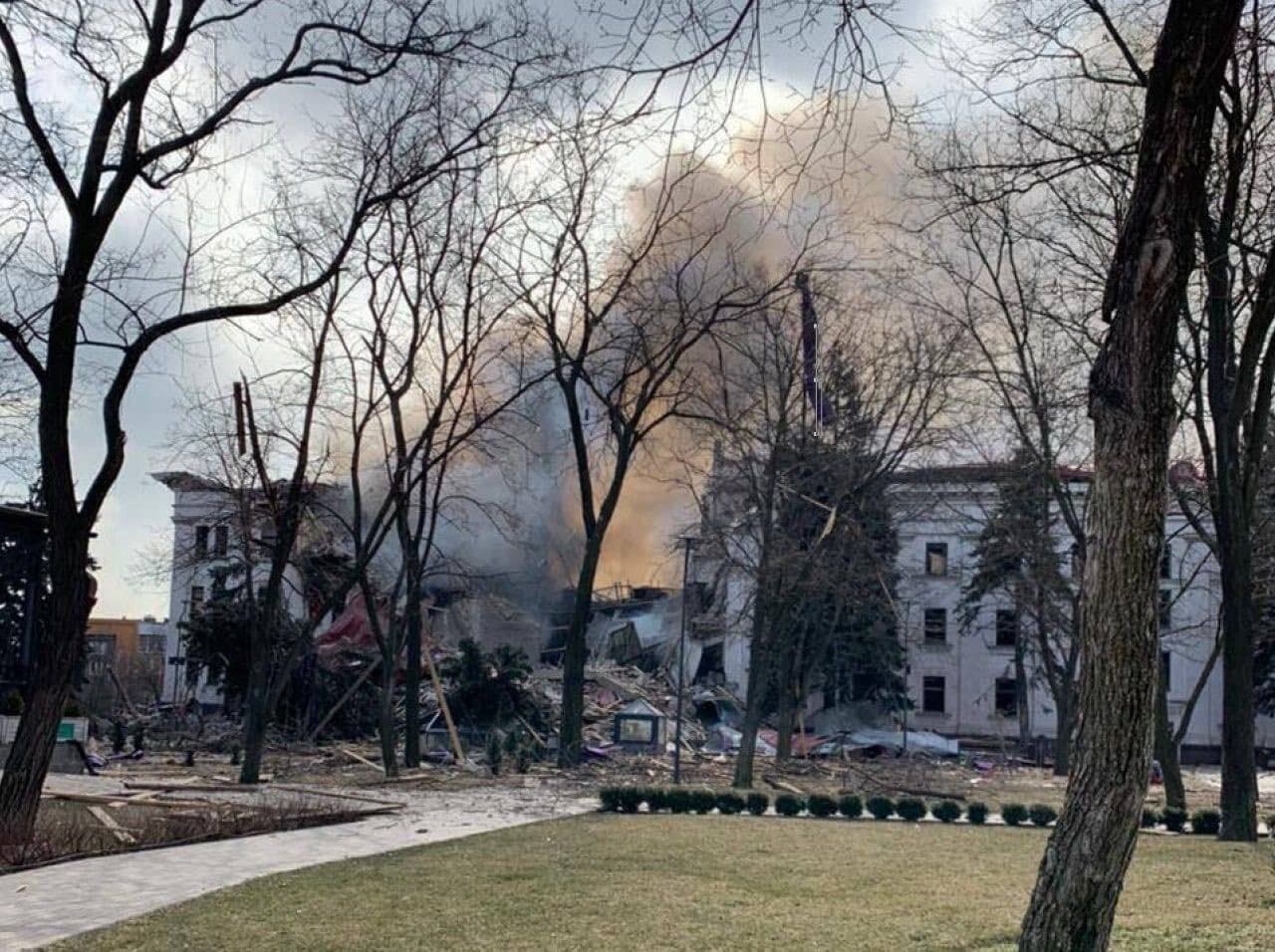 Imagen del teatro de Mariupol en llamas tras el impacto de una bomba rusa. Cientos de personas estaban refugiadas dentro.