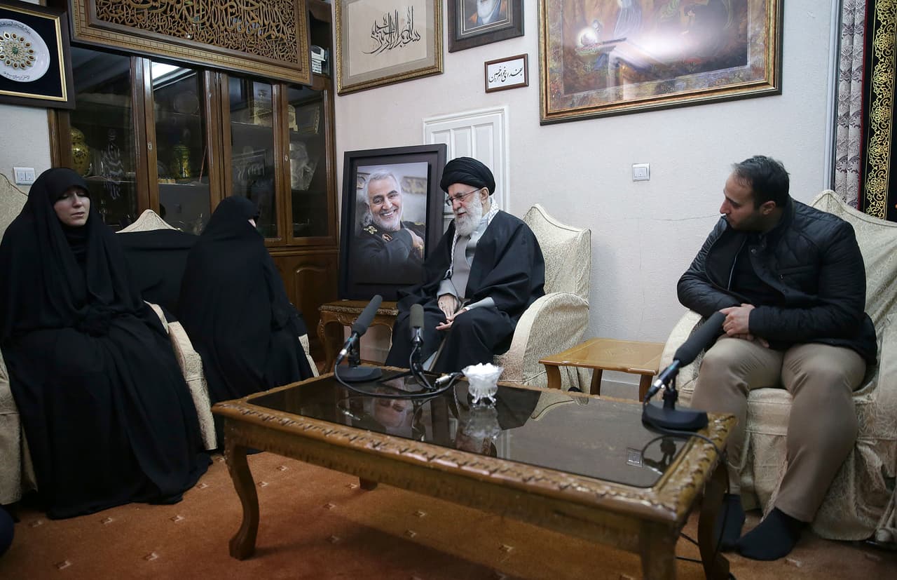En esta imagen difundida por la oficina del líder supremo iraní, el ayatolá Alí Jamenei (centro), se reúne con la familia de Qassem Soleimani, muerto en un bombardeo estadounidense en Irak el viernes 3 de enero.